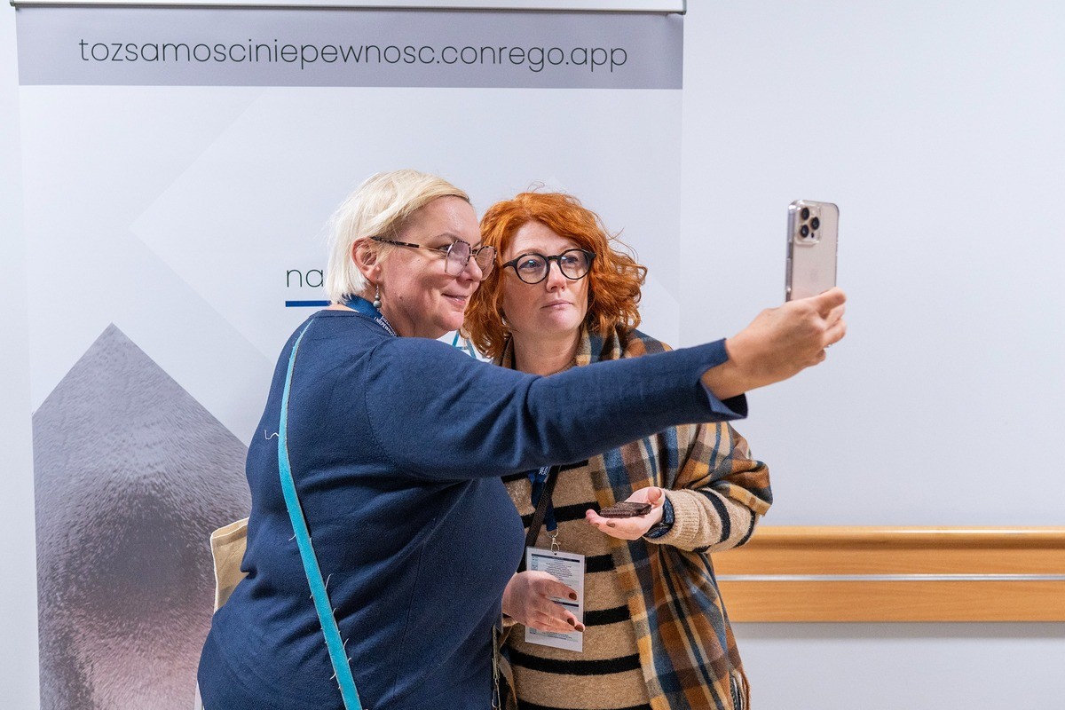 Tożsamość i niepewność. Trajektorie rozwojowe:   budowanie tożsamości, zachowania ryzykowne, niekorzystny przebieg