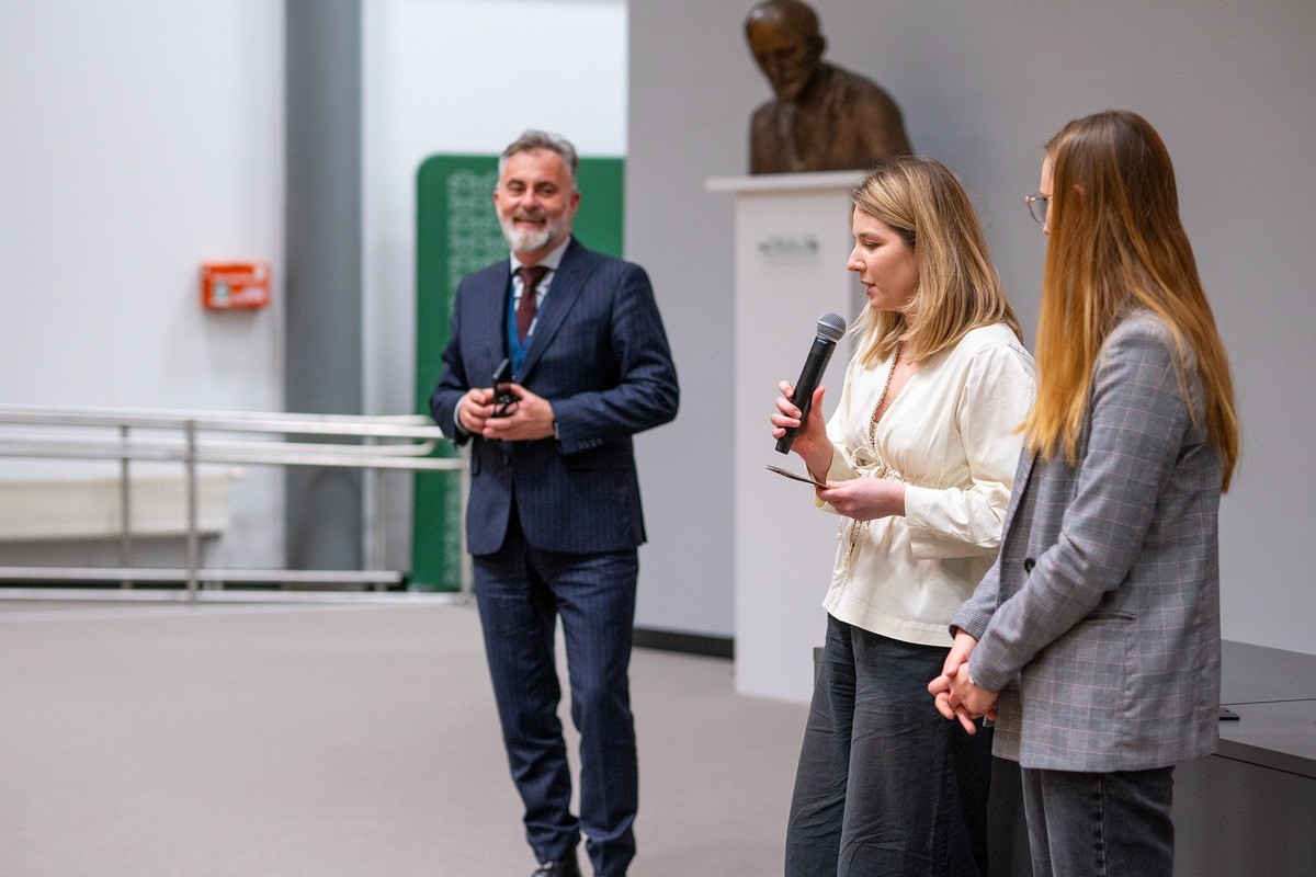 Tożsamość i niepewność. Trajektorie rozwojowe:   budowanie tożsamości, zachowania ryzykowne, niekorzystny przebieg
