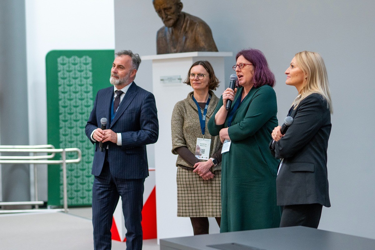Tożsamość i niepewność. Trajektorie rozwojowe:   budowanie tożsamości, zachowania ryzykowne, niekorzystny przebieg
