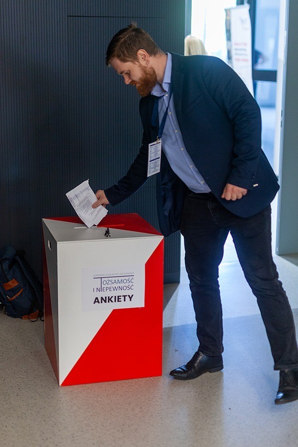 Tożsamość i niepewność. Pomiędzy standardami a personalizacją: jak pogodzić standardy i indywidualne podejście do pacjenta?
